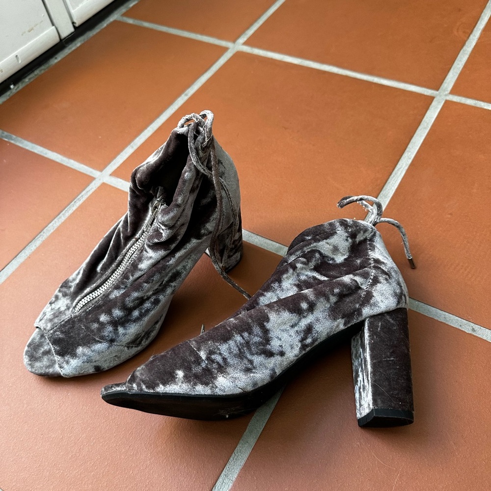 Sexy velvet Report heels. Slightly used. Gray. Size 8.